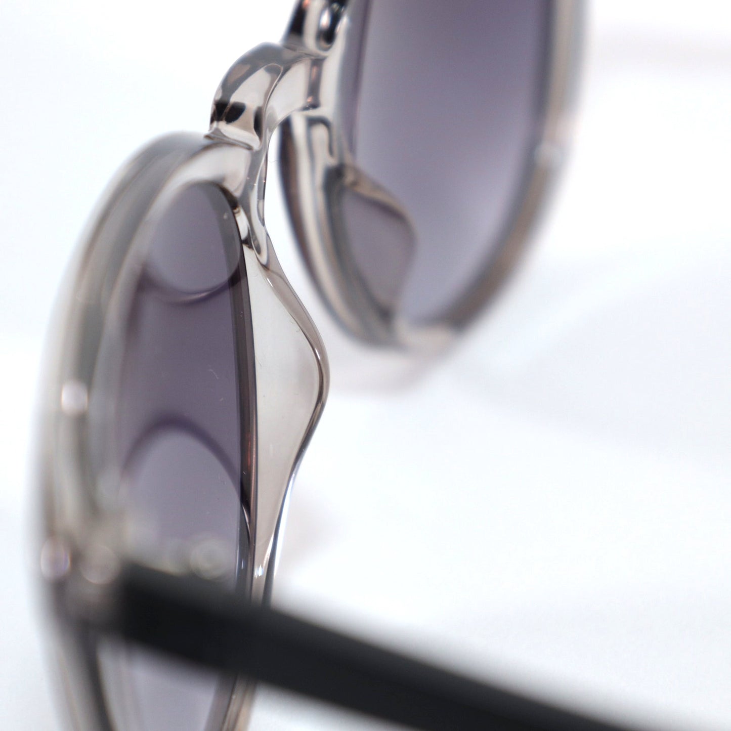 GUESS Round Mens Sunglasses - Transparent Grey / Black