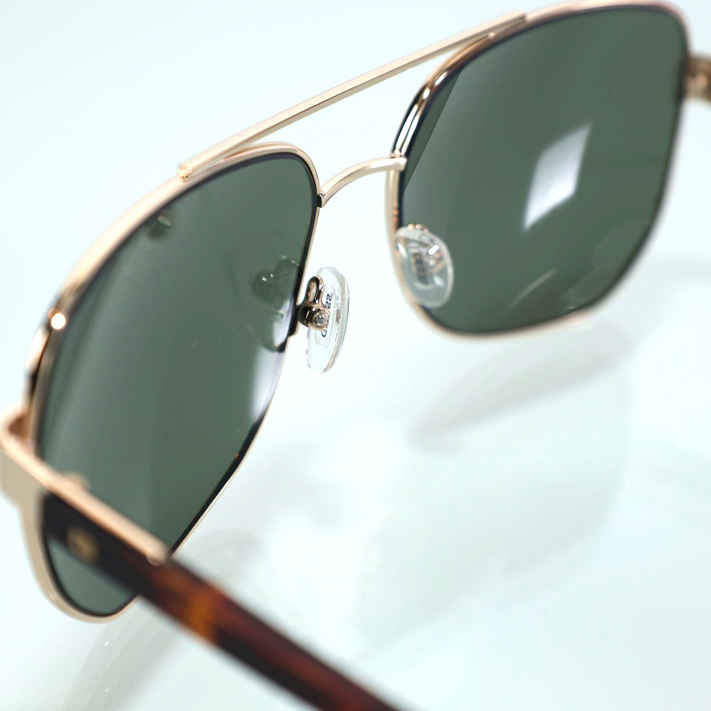 GUESS Metal Pilot Aviator Sunglasses – Gold / Green