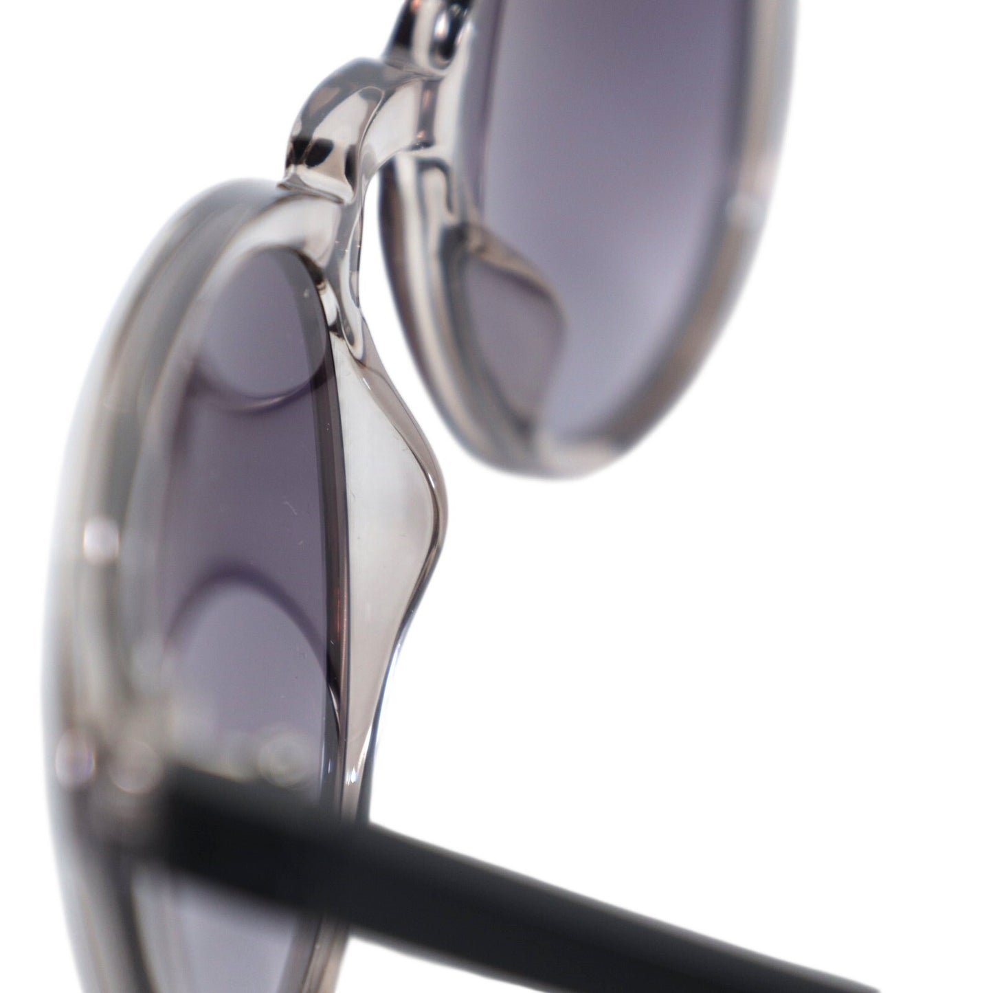 GUESS Round Sunglasses – Transparent Grey / Grey Gradient – Matte Black Arms